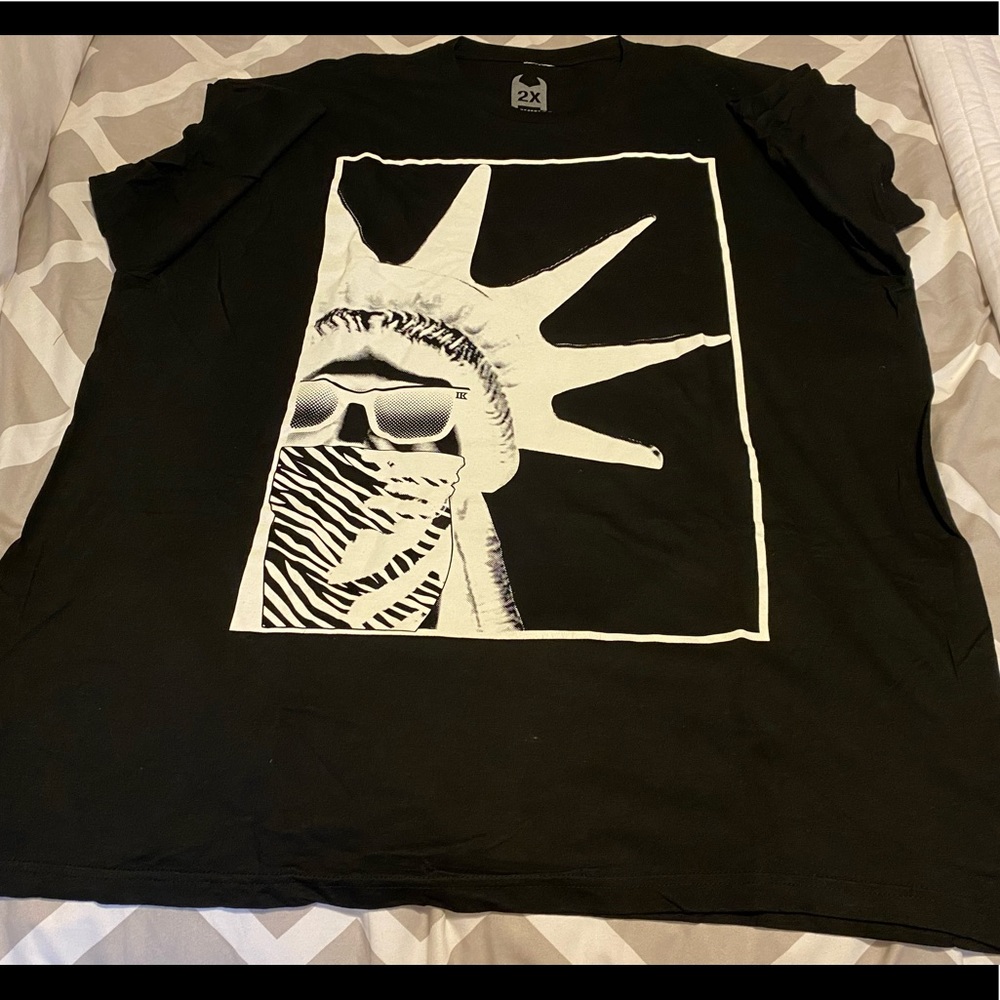 LIKE-NEW MENS STATUE OF LIBERTY GRAPHIC TEE